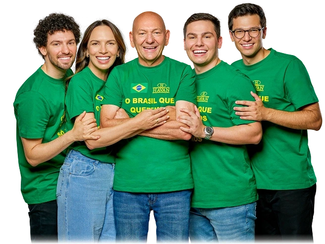 Família Hang reunida: Luciano, Andrea e os filhos Lucas, Leonardo e Matheus vestindo o uniforme da Havan