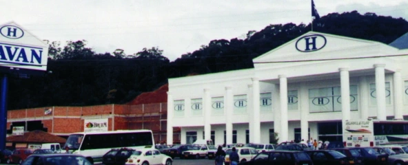 Sede da Havan inspirada na Casa Branca com fachada branca neoclássica, marco da nova fase da empresa em 1994