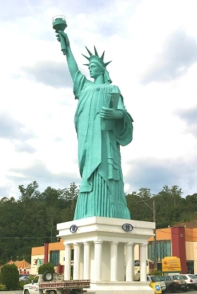Estátua da Liberdade em frente à loja Havan de Brusque, símbolo da identidade visual da marca Havan desde 1995