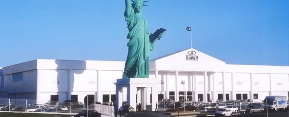 Fachada de megaloja Havan Via Expressa em Florianópolis com estacionamento, nos anos 2000
