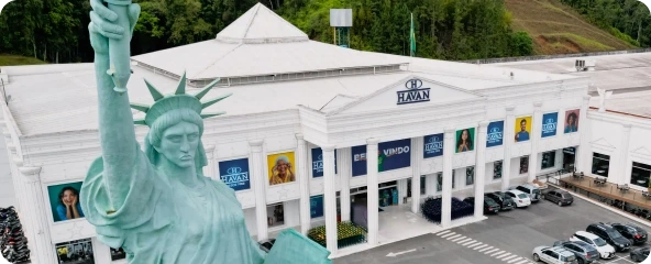 Fachada de megaloja Havan de Brusque com Estátua da Liberdade 